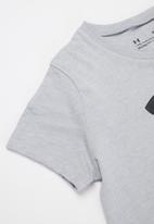 Under Armour - Ua live sportstyle graphic short sleeve - grey
