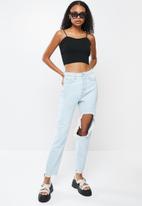 Missguided - Busted knee bleached wash riot mom jean - light blue