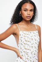 Missguided - Floral strappy cami dress - white