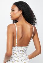 Missguided - Floral strappy cami dress - white