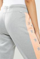 Converse - Star print tapered pant dolphin - grey & peach 