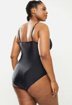Missguided - Plus size cut out swimsuit - black
