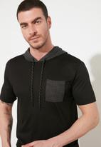 Trendyol - Contrast pocket hooded short sleeve tee - black