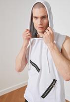 Trendyol - Zip detail sleeveless hooded top - white
