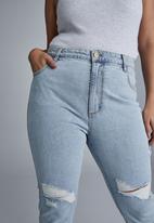 Cotton On - Curve taylor mom jean - roadnight blue rips