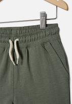 Cotton On - Henry slouch short 60/40 - swag green