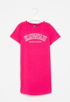 Rebel Republic - Fitted printed tshirt dress - pink