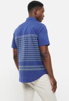 Nautica - W17903 s/s navtech small stripe shirt - estate blue 4es