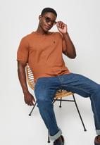 Lark & Crosse - Velo conscious v-neck tee with chest embroidery - rust 