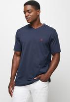 Lark & Crosse - Velo conscious v-neck tee with chest embroidery - navy 