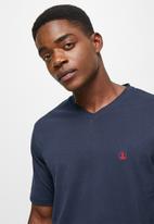 Lark & Crosse - Velo conscious v-neck tee with chest embroidery - navy 
