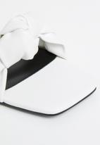 Z_Code_Z - Maya twisted front block heel - white