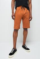 Lark & Crosse - Slim fit sweat shorts - tobacco