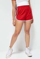 Blake - Retro knit shorts with pipping - red