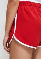 Blake - Retro knit shorts with pipping - red
