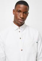 Lark & Crosse - Regular fit lightweight textured long sleeve shirt - white