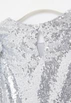 POP CANDY - Younger girls sequin flutter sleeve dress - silver