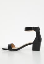 Jada - Barly there ankle strap block heel - black
