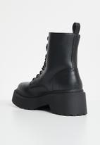Missguided - Lace up chunky sole ankle boot - black