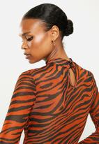 Missguided - High neck tiger print mesh bodysuit - brown