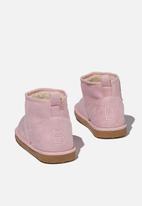 Cotton On - Body super cropped home boot - cotton candy