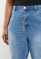 Missguided - Plus distressed knee jeans - blue