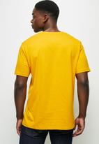 Lark & Crosse - Leo organic crew neck tee w/chest embro - yellow 