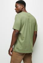 Lark & Crosse - Velo conscious v-neck tee w/chest embroidery - green 