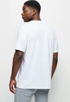 Lark & Crosse - 2-pack velo conscious v-neck tee w/chest embroidery - navy & white 