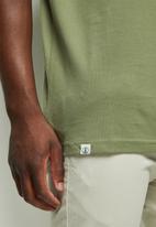 Lark & Crosse - 2-pack velo conscious v-neck tee w/chest embroidery - navy & green 