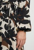 edit - Mandarin collar waisted maxi dress - mono linear leaves