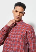 Superbalist - Regular fit pocket long sleeve check shirt - maroon