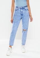 Missguided - Riot single busted knee mom jean - blue