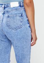 Missguided - Riot single busted knee mom jean - blue