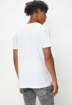 STYLE REPUBLIC - Mikey crew neck graphic tee - white basketball hoop