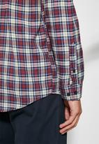 Superbalist - Regular fit pocket l/s check shirt - red