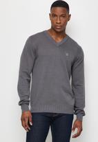 Lark & Crosse - Slim fit v-neck pullover - charcoal