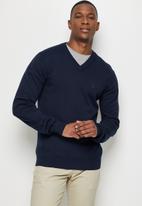 Lark & Crosse - Slim fit v-neck pullover - navy