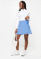 Cotton On - Wrap mini skirt - riddle ditsy collegiate blue
