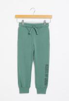 Cotton On - Marlo trackpant - turtle green/ skate of mind