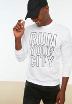 Trendyol - Run your city regular fit sweater - white