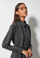 VELVET - Luxe longline dress shirt - black abstract dot