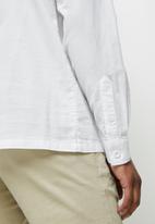 Lark & Crosse - Regular fit oxford dobby long sleeve shirt - white