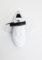 adidas Originals - Forum low j - ftwr white/core black