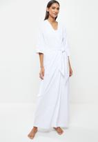 STRONG by T-Shirt Bed Co. - Maxi gown - white