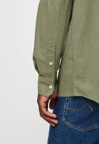 Lark & Crosse - Regular fit textured shirt - khaki