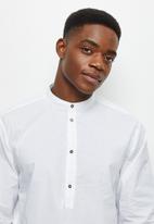 Lark & Crosse - Regular fit notch neck shirt - white