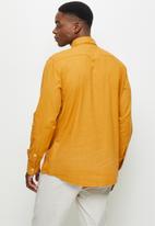 Lark & Crosse - Regular fit textured shirt - mustard