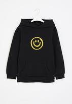 Superbalist - Boys hooded smiley sweatshirt - black & yellow