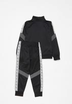 Nike - Nkb elevated trims tricot set - black
